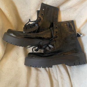 NWT Steve Madden Tornado Lace Zip Black Crocodile Combat Boots Shoes Size 10W
